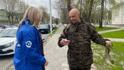 Волонтёры Победы раздали губкинцам специально подготовленные книжные закладки