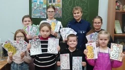 Юные губкинцы передали открытки с Днём отца нашим защитникам