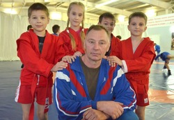 Губкинской тренер по самбо Сергей Горбунов поделился секретами закалки юных спортсменов