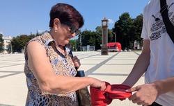 Губкинские волонтёры провели акцию «Комплимент в подарок»