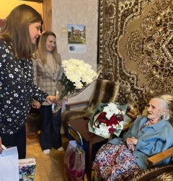 Труженицу тыла поздравили с 95-летием в Губкине