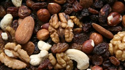 Белгородские таможенники обнаружили нелегальные тонны грецкого ореха и изюма