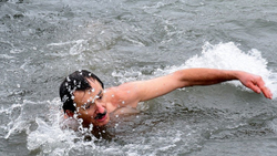 Хорошо «моржам» зимой на реке Оскол. Любители зимнего плавания встретились по‑соседски
