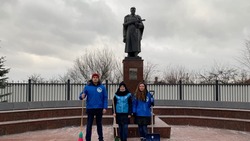 Губкинские волонтёры Победы провели акцию «Дорога к обелиску»