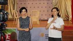 Наталья Зубарева вручила планшеты с программой видеосвязи переводчикам жестового языка